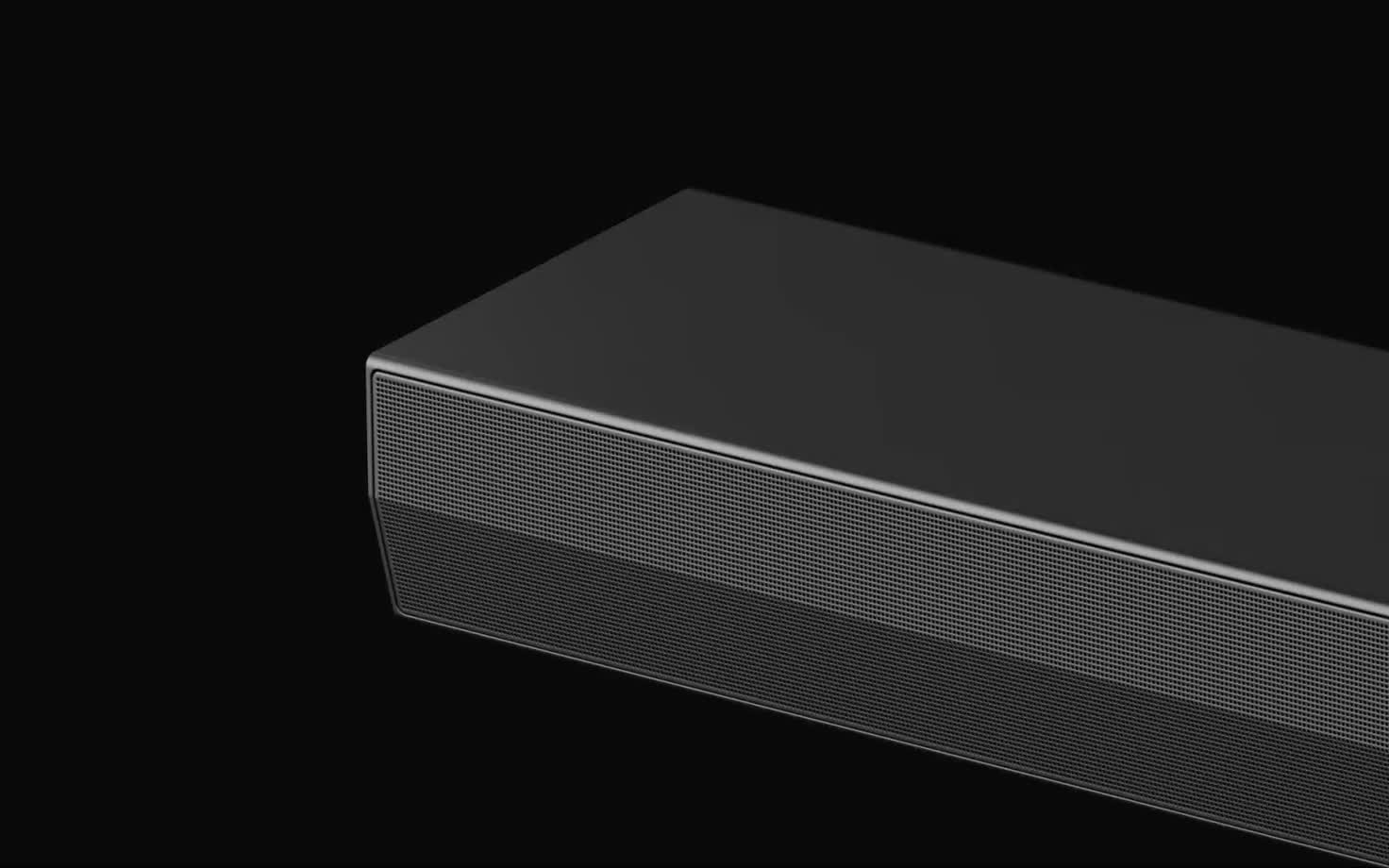 LG Soundbar na czarnym tle otwiera się pokazując swój design, począwszy od lewego rogu, aż po cały soundbar. LG QNED TV pojawia się z uchwytem Synergy. Soundbar znajduje się na szczycie uchwytu Synergy, przylegając do ściany z widocznym dolnym ekranem telewizora, wyświetlającym mężczyznę grającego na gitarze.