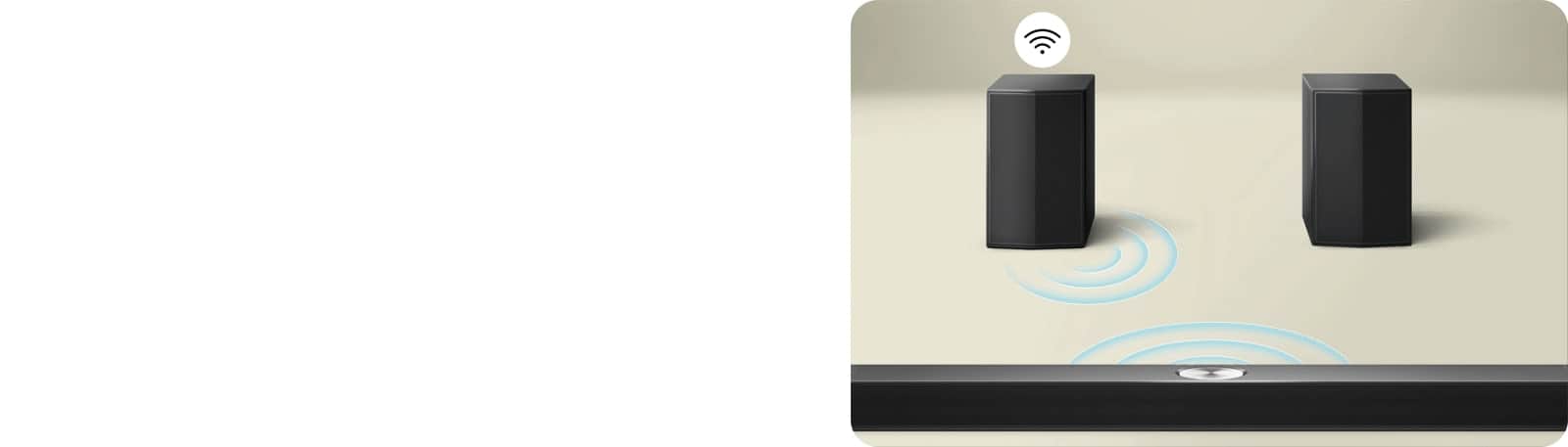 Tylne głośniki i skrzynka łączności bezprzewodowej naprzeciwko LG Soundbar z niebieskimi krzywymi ilustrującymi łączność odbijającą się między skrzynką a soundbarem. Nad polem łączności bezprzewodowej znajduje się czarno-biały symbol łączności. Następnie ramka znika, a niebieskie krzywe ilustrujące łączność odbijają się między lewym, tylnym głośnikiem a soundbarem. Czarno-biały symbol łączności znajduje się teraz nad tylnym głośnikiem.