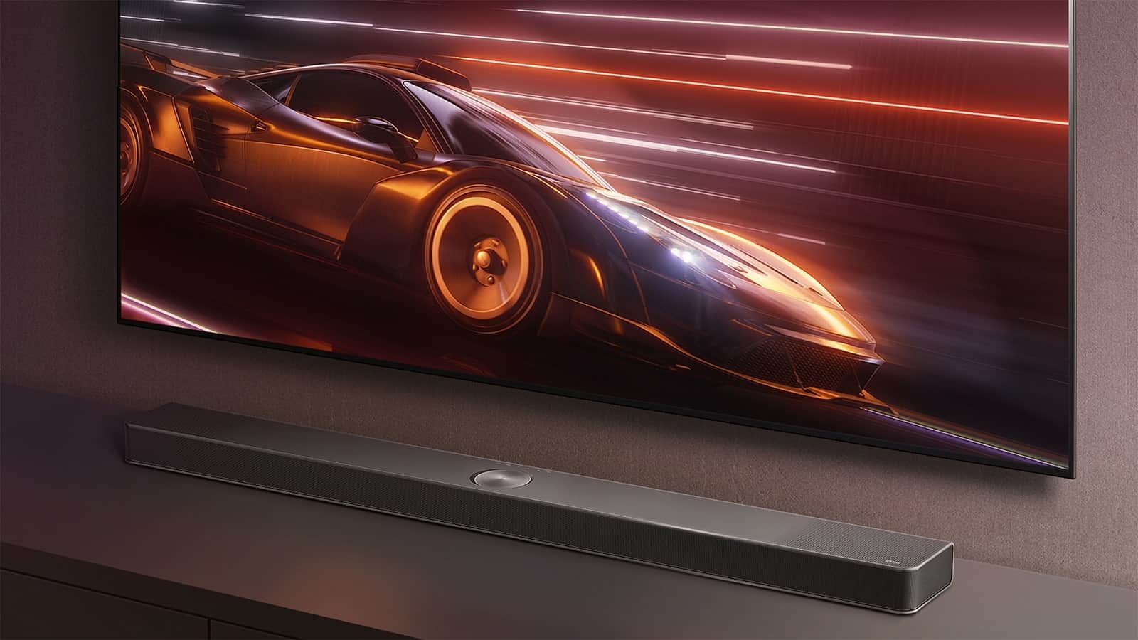 LG Soundbar i LG TV są pokazane razem. Gra wyścigowa jest wyświetlana na ekranie. 