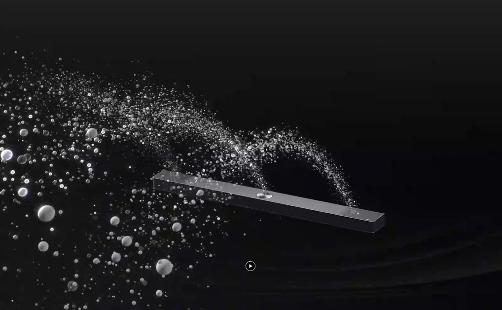 Саундбар LG демонструє свій дизайн на чорному тлі, починаючи зверху та стікаючи до кутів. Білі краплі стікають від центру та кінця саундбара, немов водоспад, ілюструючи вибуховий звук.