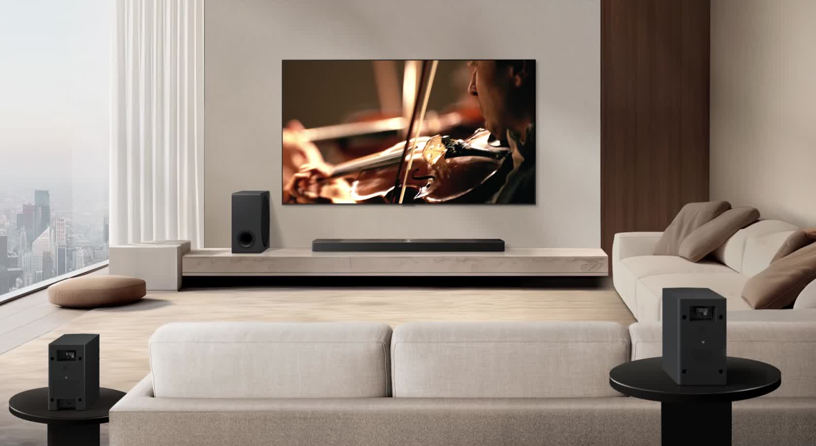 Саундбар LG, телевізор LG, сабвуфер і задні динаміки в сучасній міській квартирі. Фон зникає, і поверх зображення телевізора LG з'являється сітка, що нагадує просторове сканування. Від одного з задніх динаміків простягається пунктирна лінія, показуючи, що два задні динаміки розташовані лінійно. Білі звукові хвилі, що складаються з крапель, виходять з передньої перспективи задніх динаміків.