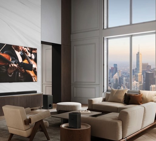 LG Soundbar i LG TV znajdują się w wielkomiejskim apartamencie. Trzy czerwone paski pojawią się pojedynczo, tworząc wirtualne warstwy i łączą się, tworząc pełną kopułę dźwiękową.