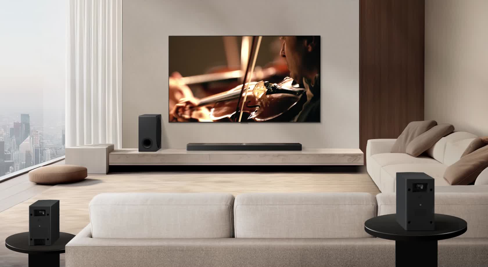 Саундбар LG, телевізор LG, сабвуфер і задні динаміки в сучасній міській квартирі. Фон зникає, і поверх зображення телевізора LG з'являється сітка, що нагадує просторове сканування. Від одного з задніх динаміків простягається пунктирна лінія, показуючи, що два задні динаміки розташовані лінійно. Білі звукові хвилі, що складаються з крапель, виходять з передньої перспективи задніх динаміків.