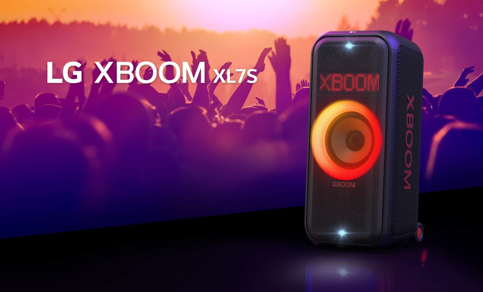 Głośnik LG XBOOM XL7S jest ustawiony na scenie z włączonym oświetleniem przechodzącym od czerwonego do pomarańczowego. Za sceną, ludzie cieszą się muzyką.