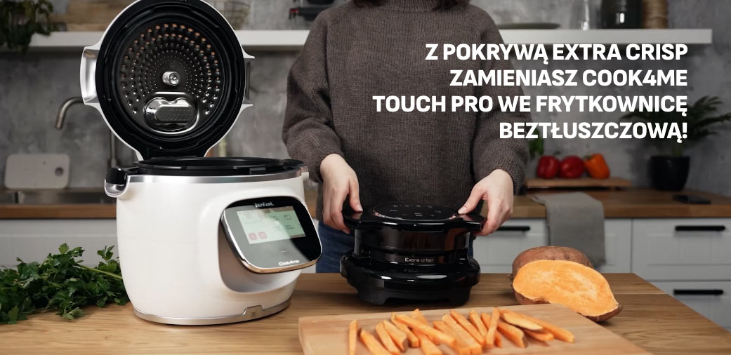 COOK4ME TOUCH PRO з відкритою кришкою на кухонній стільниці, поруч жінка тримає додаткову кришку EXTRA CRISP.