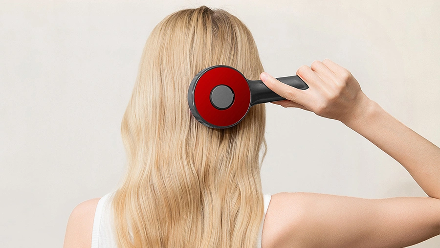 Жінка розчісує волосся ВІДНОВЛЮЮЧОЮ МАСАЖЕРНОЮ ЩІТКОЮ ДЛЯ ВОЛОССЯ MT6537 – вигляд ззаду.
