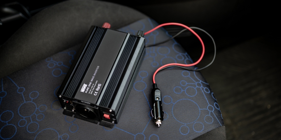 Przetwornica napięcia Newell z czystą sinusoidą - 12 V / 230 V, 300 W