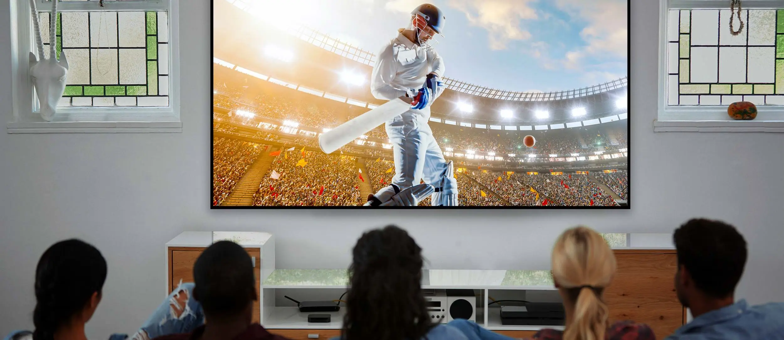 Група людей дивиться матч за допомогою проектора Optoma GT2000HDR