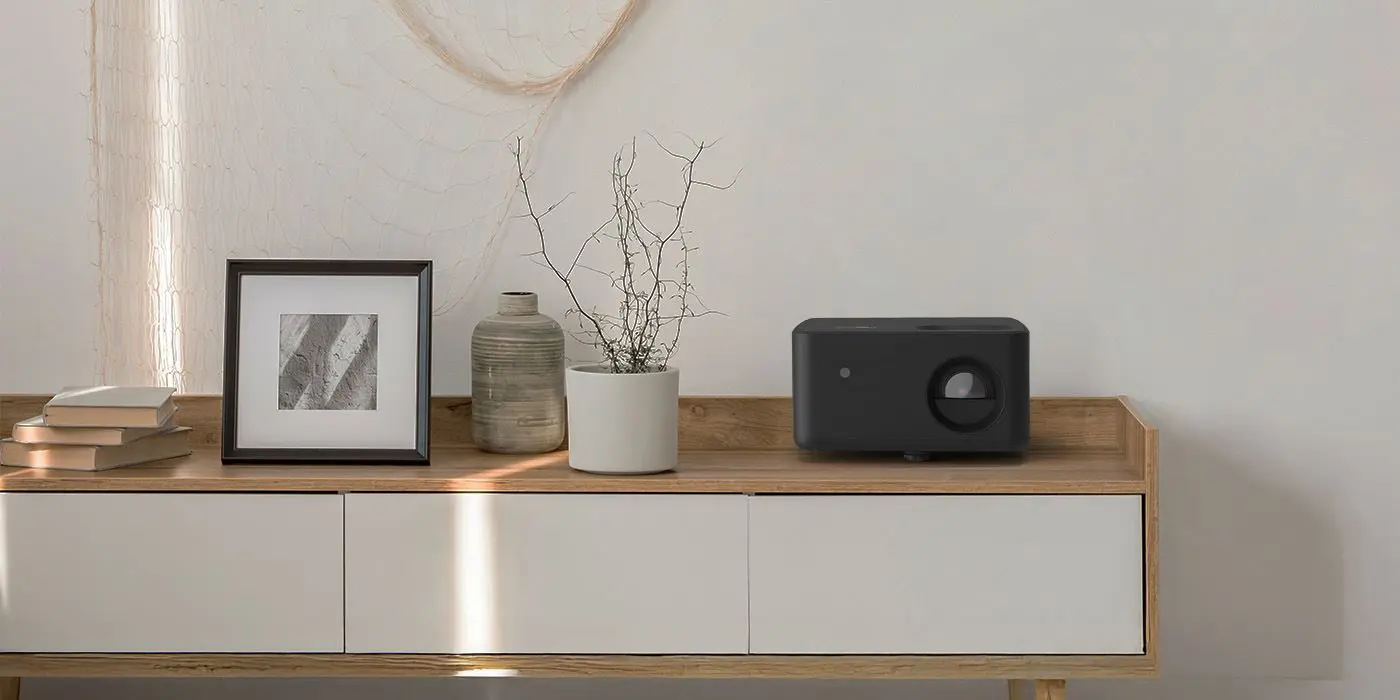 Компактний проектор Optoma PK31, що стоїть на шафі