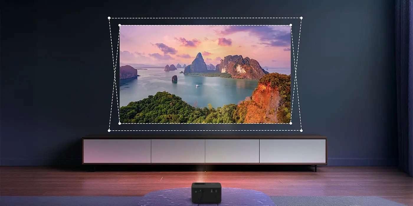 Проектор Optoma PK32 відображає на стіні пейзажне зображення з автоматичною корекцією трапецеїдальних спотворень.