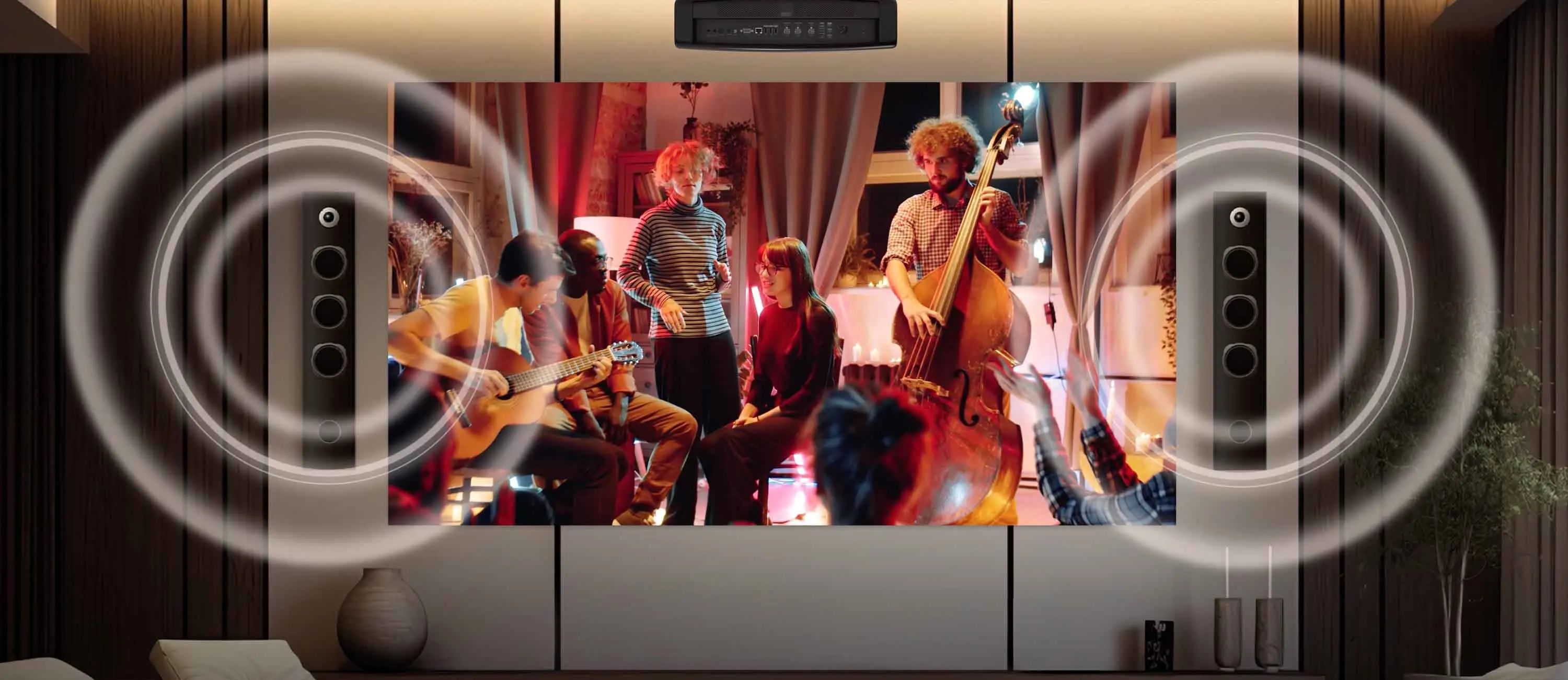 Музиканти грають у вітальні, оточені звуковими хвилями, символ Dolby Atmos на проекторі Optoma UHZ68LV