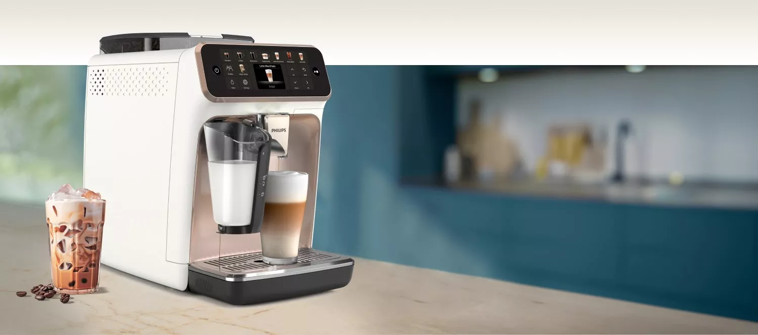 Кавомашина Philips LatteGo Pro зображена в профіль, а збоку стоять лате макіато та холодна кава з молоком. Кавомашина Philips LatteGo Pro зображена в профіль, а збоку стоять лате макіато та холодна кава з молоком.