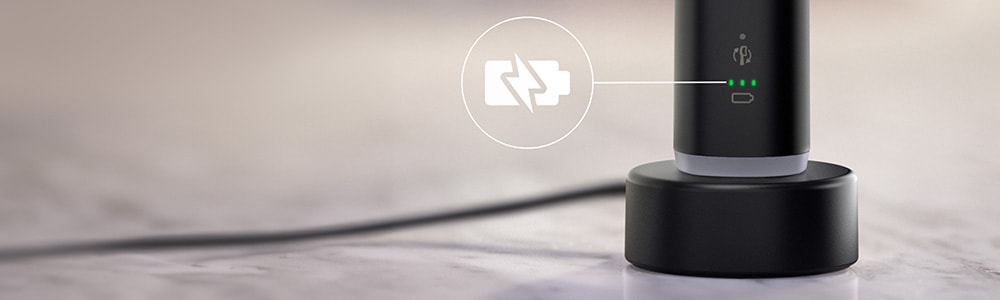 Зубна щітка підключена до зарядного пристрою. Крупний план значка батареї.