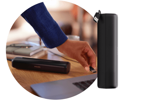 Рука підключає дорожній кейс до ноутбука за допомогою USB-кабелю. Дорожній кейс лежить поруч.