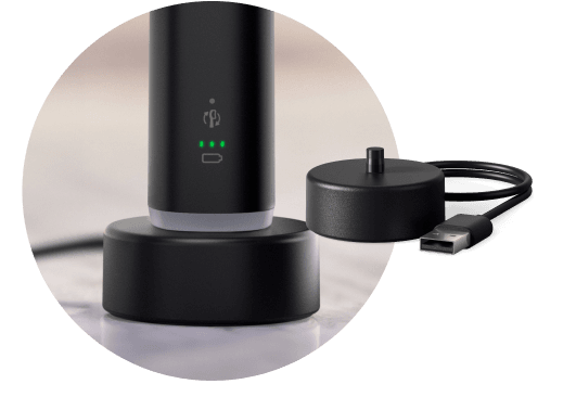 Зубна щітка розміщується в зарядній підставці. Зарядна підставка розташована поруч із нею.