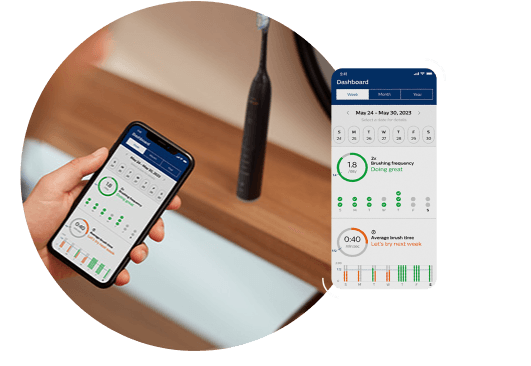 Рука тримає смартфон із запущеною програмою на екрані.
