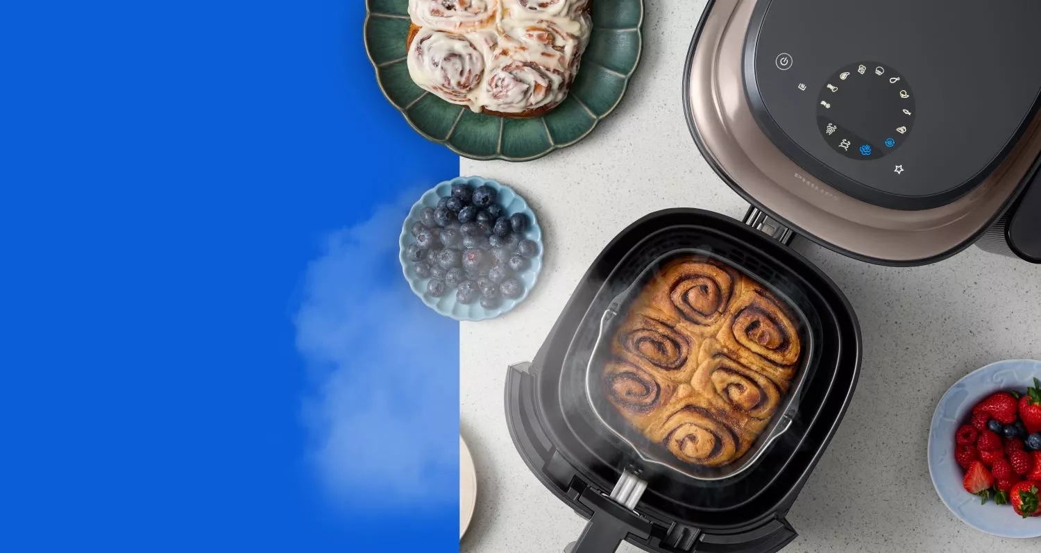 Philips Ovi NA547/07, зображений зверху, з висунутим кошиком та запеченими булочками з корицею