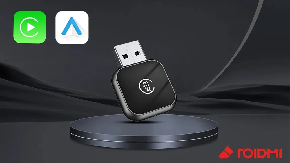 Blizgus juodas adapteris yra ant pjedestalo šalia „CarPlay“ ir „Android Auto“ piktogramų.