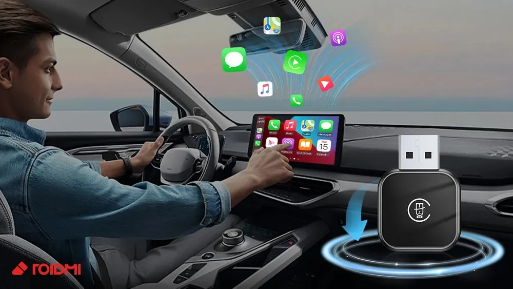 Vairuotojas naudojasi automobilio ekranu, dešinėje pusėje yra „CarPlay“ adapteris