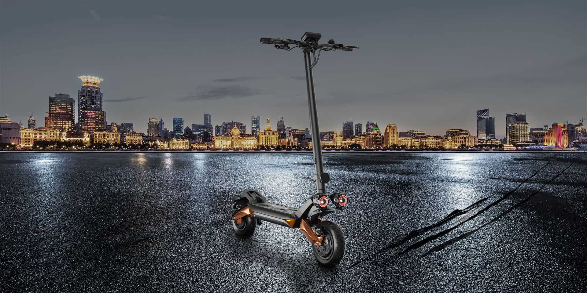 Hulajnoga Ruptor R6 na tle nocnego miasta