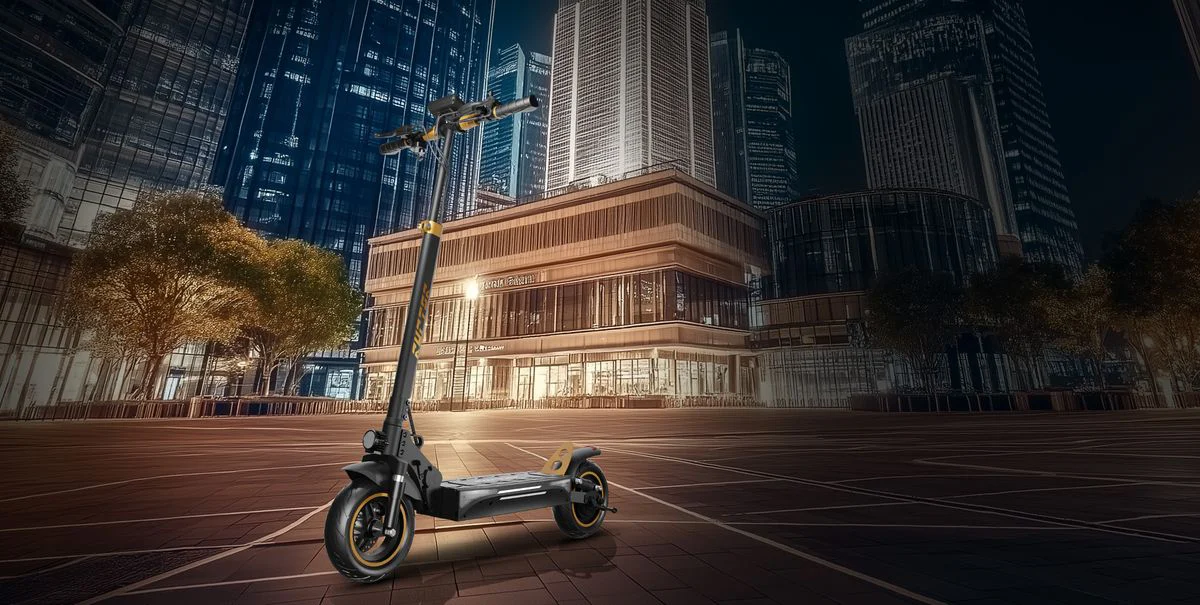 Скутер Ruptor R1 Lite v2 на тлі нічного міста