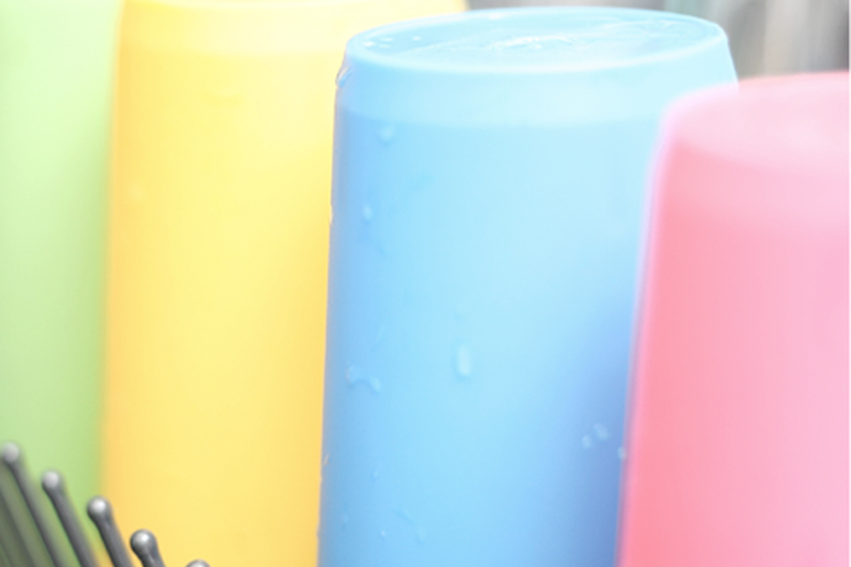 Зелені, жовті, сині, рожеві чашки