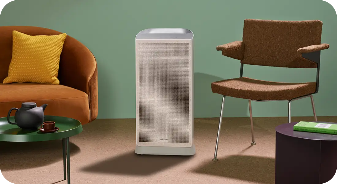 Légtisztító egy modern bútorokkal és lágy világítással berendezett nappaliban.
