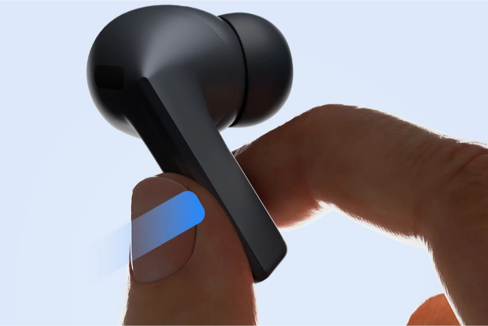 Щипаю кінчик чорних Galaxy Buds3 FE.