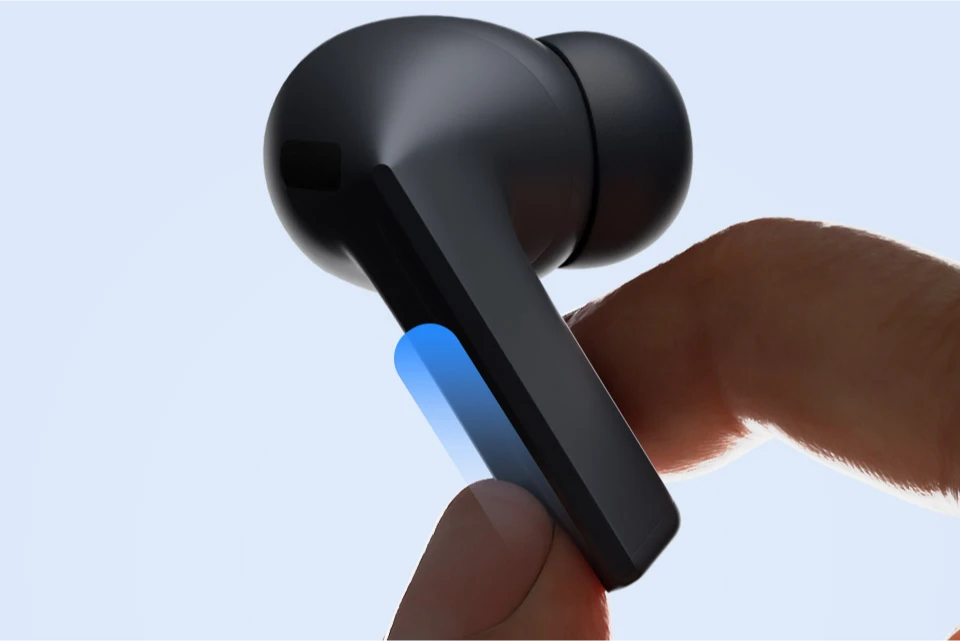 Палець рухається по лезу єдиних чорних Galaxy Buds3 FE.