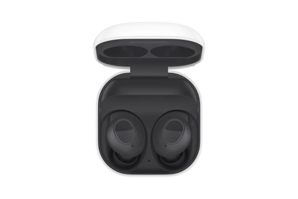 Навушники Galaxy Buds FE у білому чохлі.
