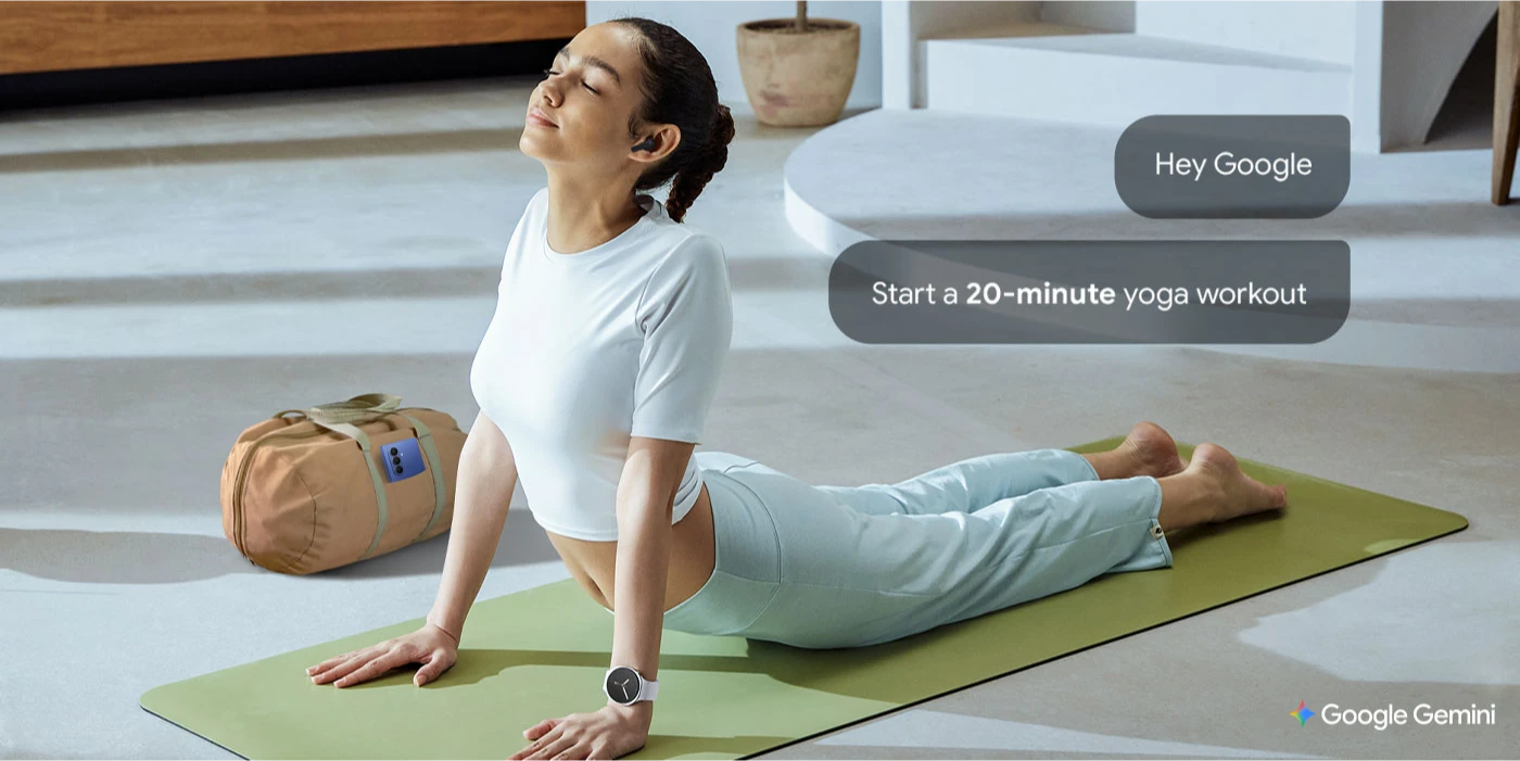 Жінка в Galaxy Watch8 та навушниках Galaxy Buds3 FE розтягується на килимку для йоги.