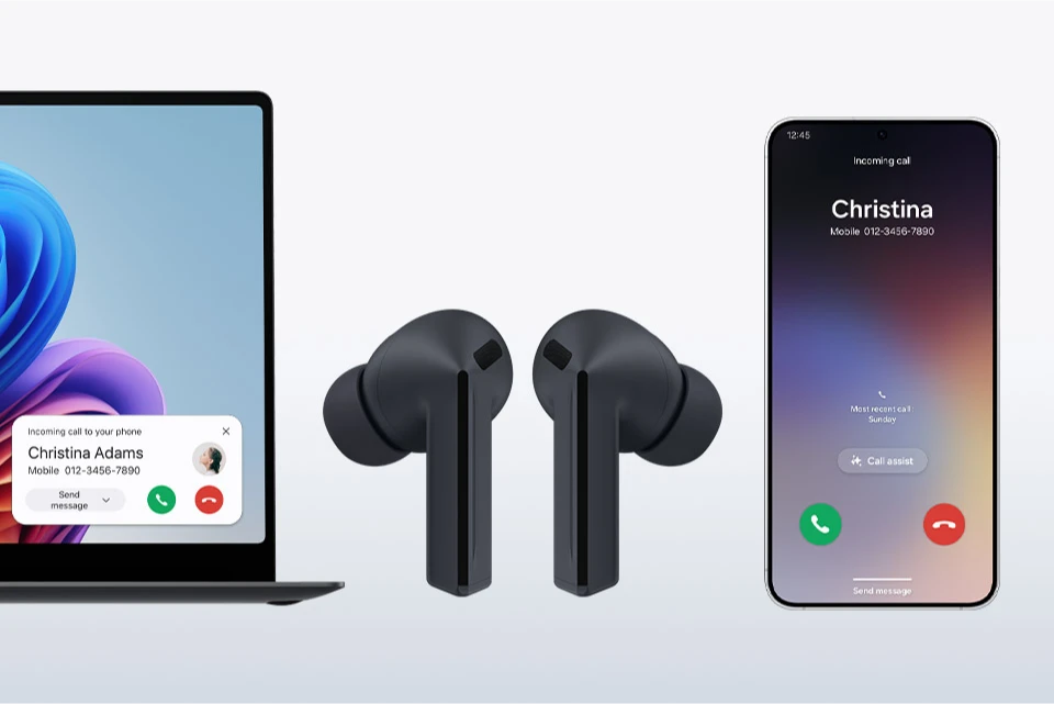 Ноутбук Samsung Galaxy Book, чорні навушники Galaxy Buds3 FE та Samsung Galaxy S25.