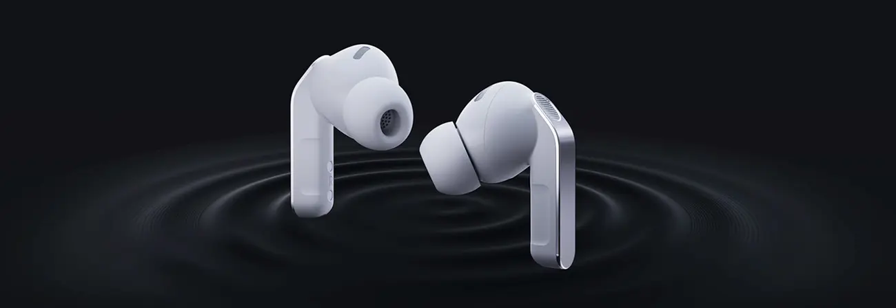 Компоненти Galaxy Buds4Pro, включаючи низькочастотний динамік, встановлюються в корпус; готовий навушник обертається поруч із лівим.