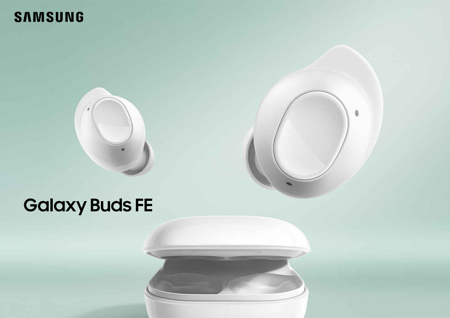 Galaxy Buds FE показано з двома навушниками, що ширяють над злегка відкритим зарядним футляром.