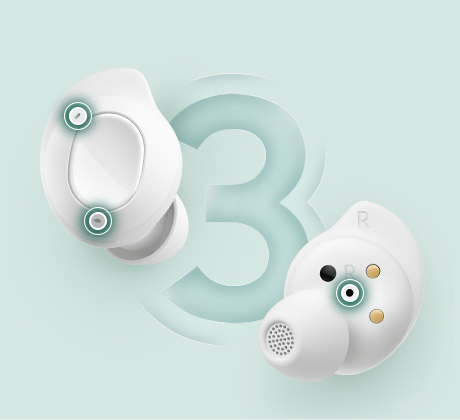 Видно два навушники Galaxy Buds FE. Один навушник має передню частину з двома зовнішніми мікрофонами, а інший — внутрішню частину з внутрішнім мікрофоном.