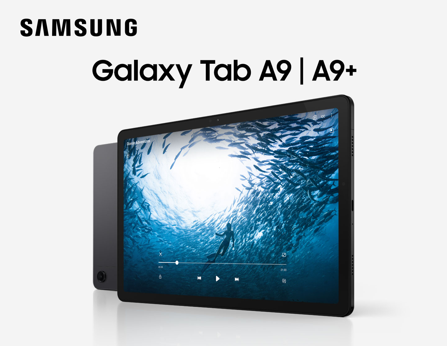 keyvisual mo Dwa urządzenia Galaxy Tab A9+ są ustawione w poziomej linii. Jedno urządzenie stoi tyłem, a jedno najbardziej z prawej pokazuje ekran. Od lewej do prawej, kolor urządzeń to Srebrny i Grafitowy, pozostałe są Granatowe. Urządzenie po prawej wyświetla wideo o tytule Ocean Adventures, człowiek pływa w oceanie, otoczony rybami.