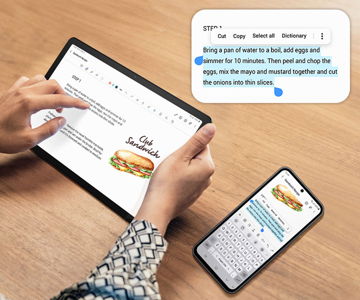 obrazek trzeci 100 Człowiek klikający na Galaxy Tab A9+. Po prawej jest smartfon Galaxy. Oba urządzenia wyświetlają taki sam ekran. Część tekstu na smartfonie jest zaznaczona na niebiesko, aby wskazać funkcję kopiuj wklej pomiędzy urządzeniami. Nad urządzeniami jest powiększony, zaznaczony tekst, z opcjami zaznacz cały, wytnij, kopiuj, udostępnij i więcej.