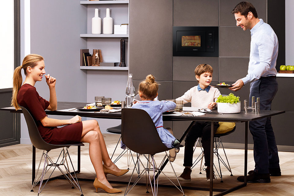 Мікрохвильова піч із блокуванням панелі управління Мікрохвильова піч із блокуванням панелі управління