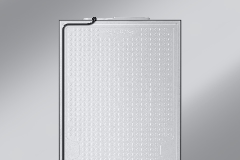 Холодильник RB38C603CS9, зображений ззаду, та його оздоблення Clean Back
