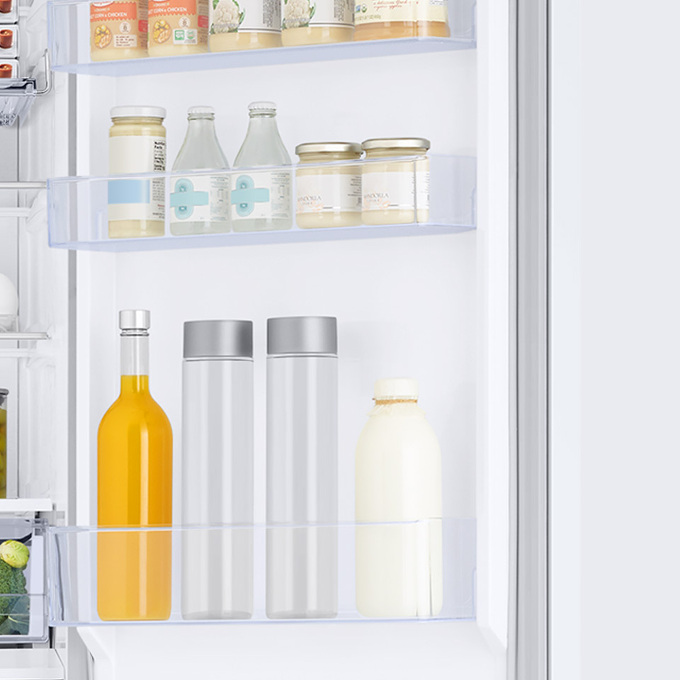 Сік, вода та молоко розміщують у пляшках на дверях балконів