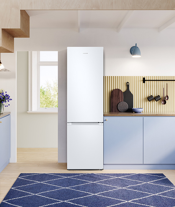 Холодильник RB38C605CWW розміщений поруч з нижніми кухонними шафами