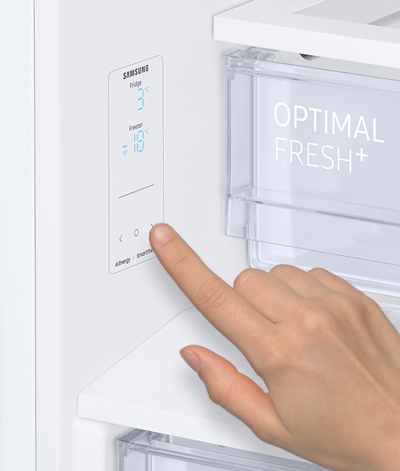 рука користувача вибирає функції на дисплеї