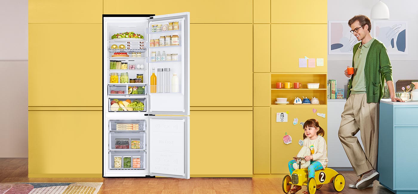 Відкритий холодильник Samsung RB38C605CWW зі спеціальними полицями, позначеними