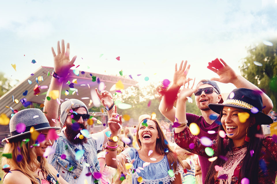 відображає зображення у форматі Full HD та яскраві кольори