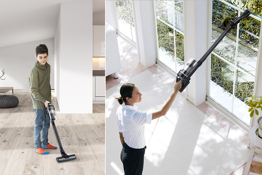 Хлопчик і жінка прибирають важкодоступні місця пилососом Samsung VS20C9554TK/GE