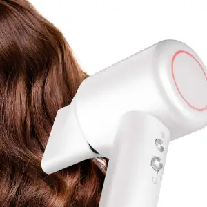 Жінка сушить волосся феном Sencor.