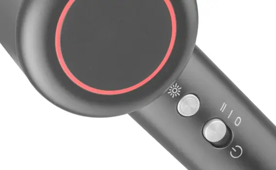 Крупний план задньої частини фена Sencor, на якому показано кнопки, що використовуються для налаштування пристрою.