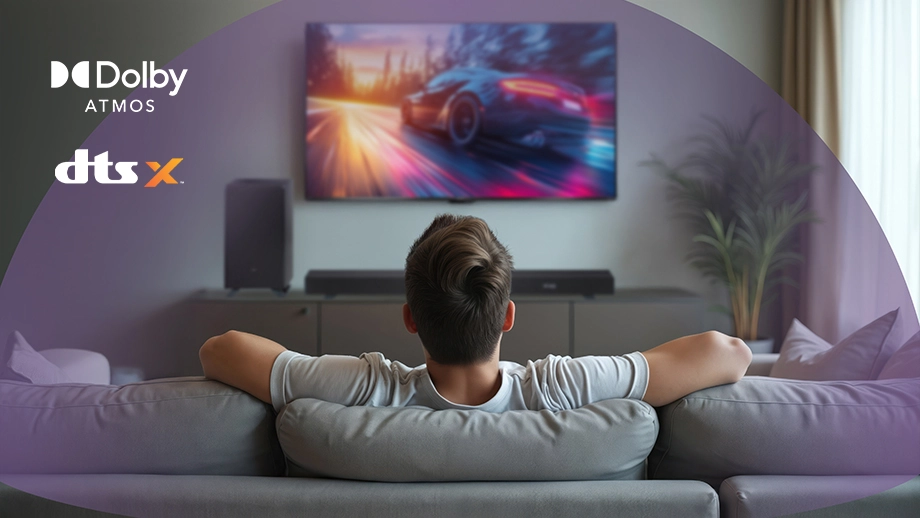 Чоловік сидить перед телевізором із саундбаром та сабвуфером; звукові хвилі; логотипи Dolby Atmos та DTS:X (Digital Theatre Systems:X)