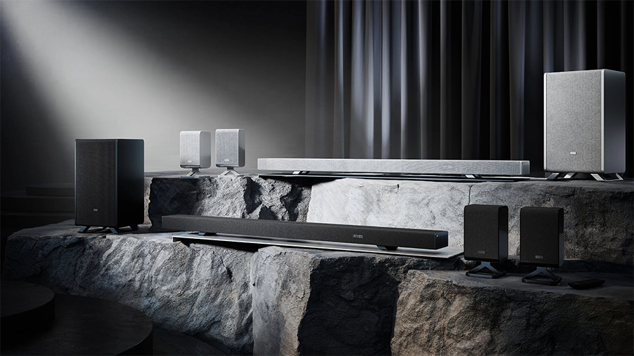 Фотографія саундбарів із сабвуфером та задніми динаміками об'ємного звучання у двох кольорових варіантах (сріблястому та чорному)