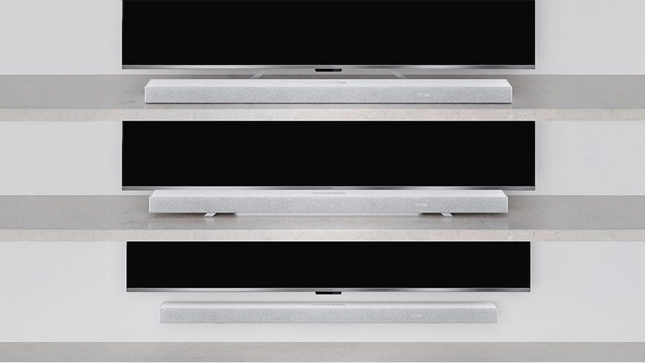 Зображення, що показує три можливі варіанти розміщення саундбара: плоско, над центральною підставкою телевізора, на стіні